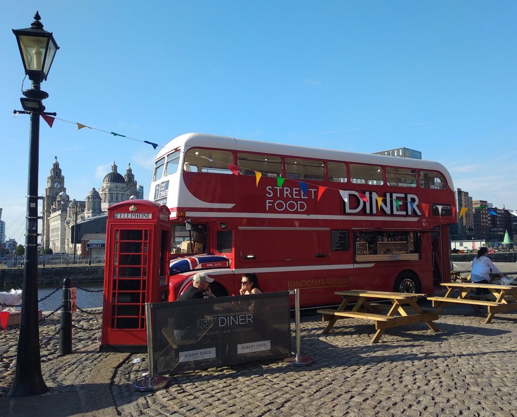 ¿Qué visitar en Liverpool? Street Food Bus Albert Dock