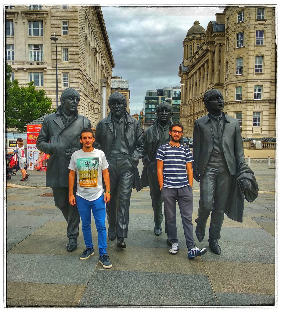 ¿Qué visitar en Liverpool? The Beatles Alberto Dock estatua