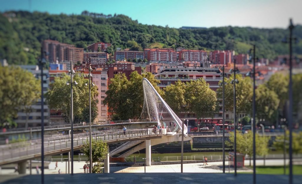 Qué ver en Bilbao en un día - Puente Zubizuri