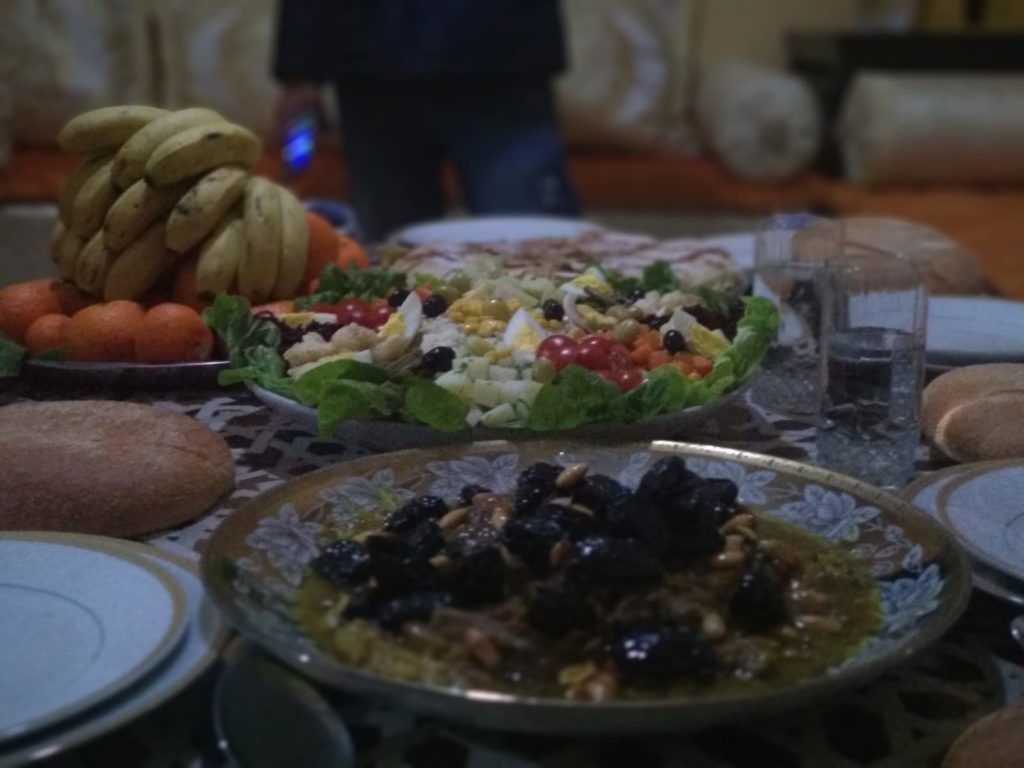 Comida típica marroquí - Tajín de ternera, ciruelas y almendras