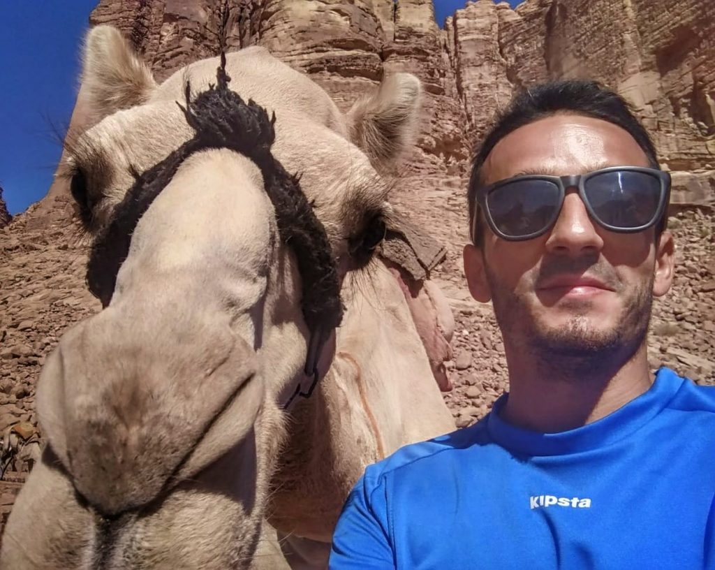 ) -Selfie Camello Jordania Wadi Rum
