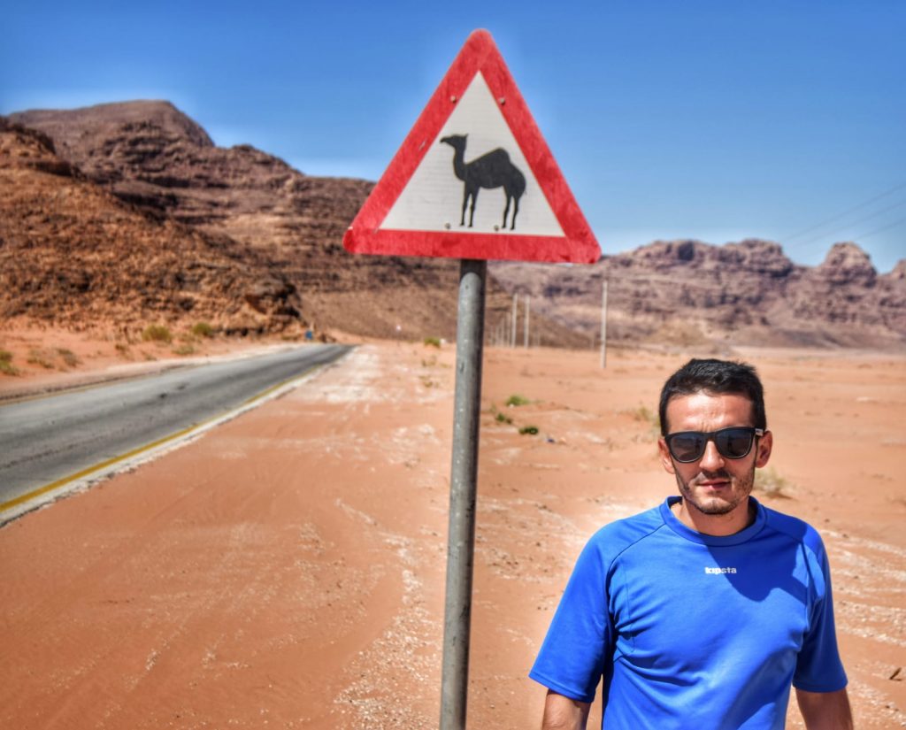 El desierto del Wadi Rum (Jordania) -Wadi Rum Peligro Camellos Jordania