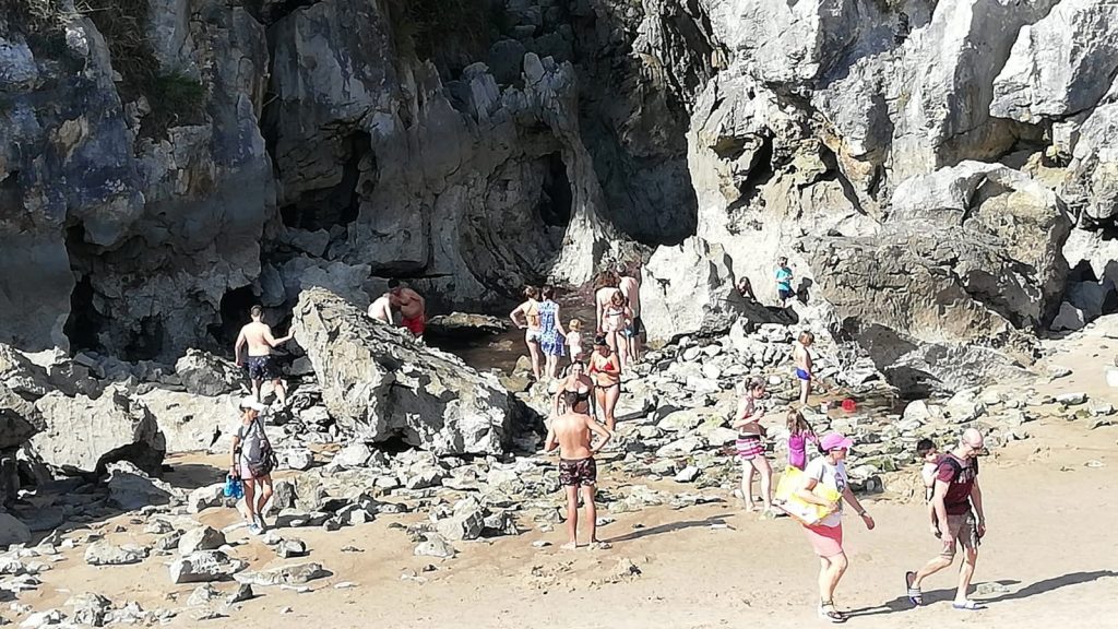 10 cosas que hacer en Asturias - Playa Gulpiyuri sin agua.
