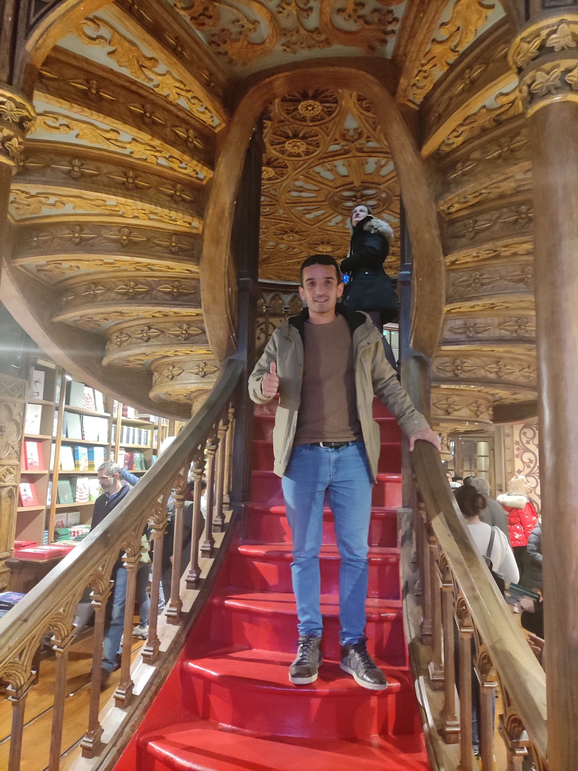 Qué ver y hacer en Oporto - Librería Lello (escaleras)