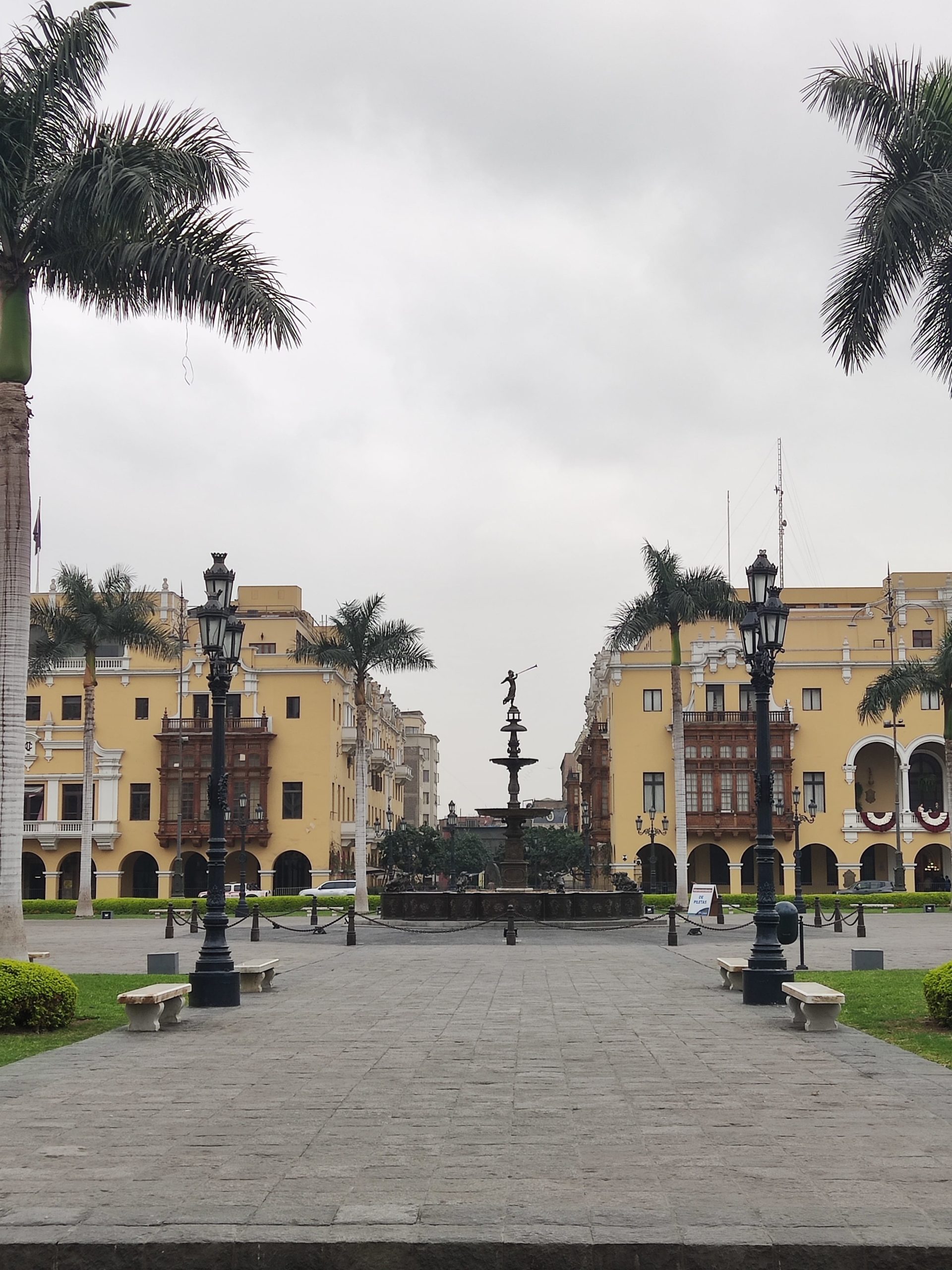 Pileta de la Plaza Mayor de Lima - Qué ver y hacer en el centro de Lima.