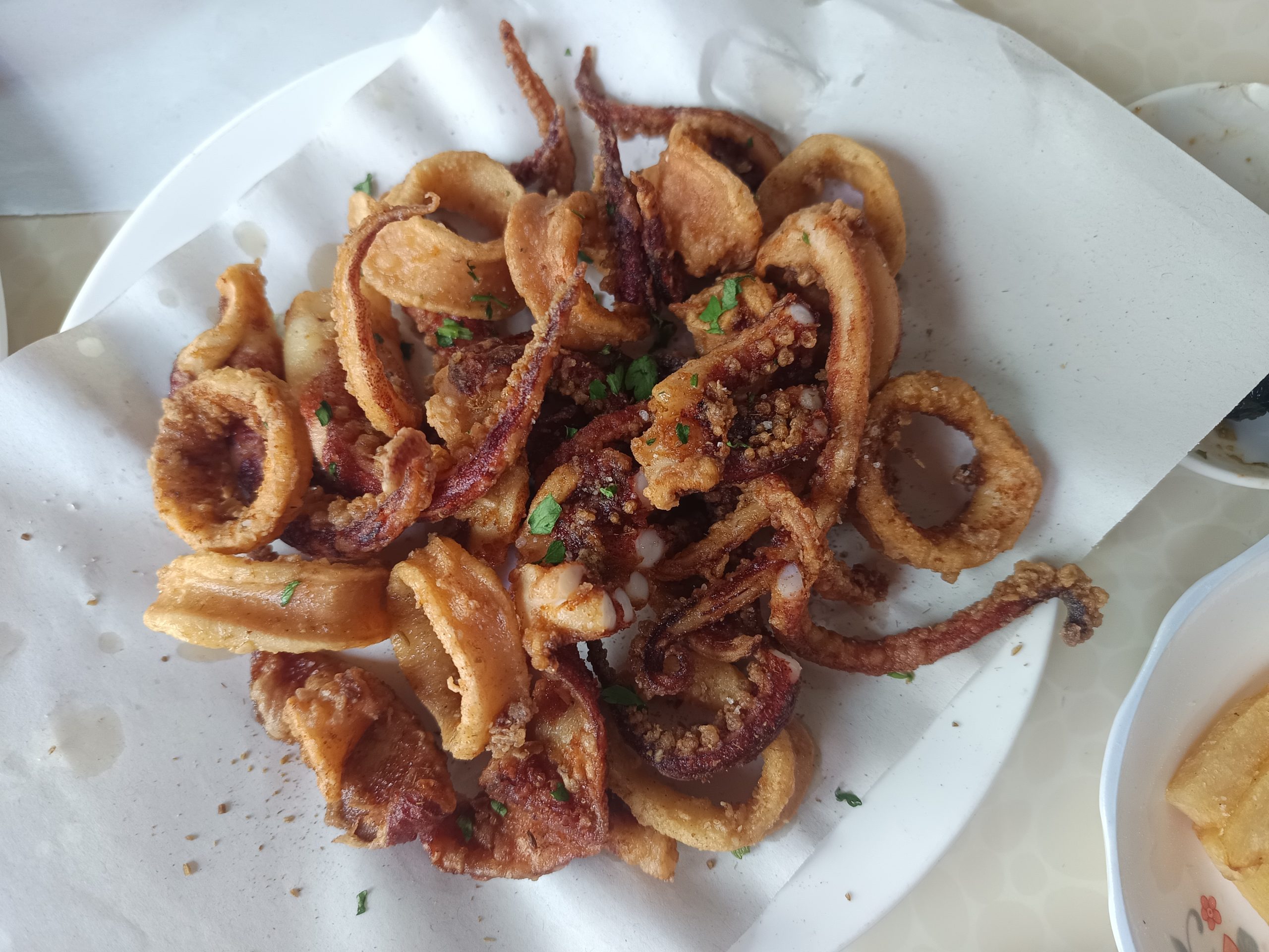 Calamares en Abdul Fish en el mercado de pescados en la medina de Essaouira - Ruta circular por Marruecos en autocaravana