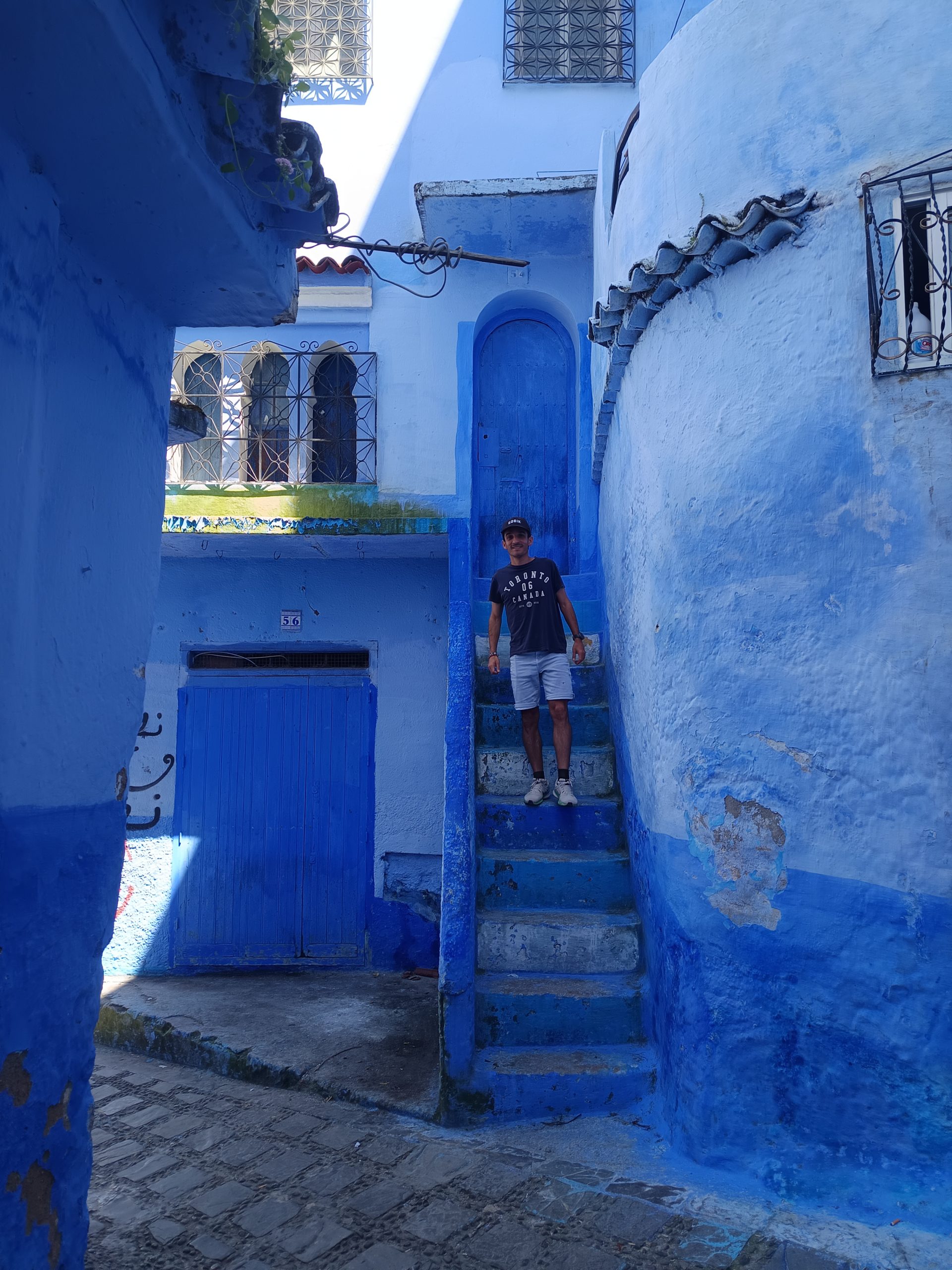 Chefchaouen - escaleras azules-Ruta circular por Marruecos en autocaravana